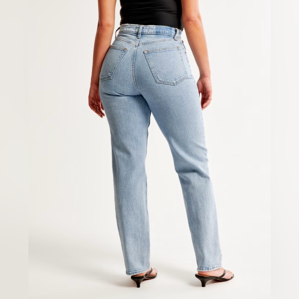 Abercrombie Women's Curve Love Ultra High Rise 90s Straight Jean Light 29